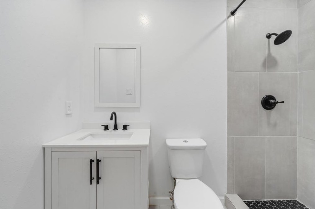 7010 Kinney, Houston TX  77087-4302 exterior