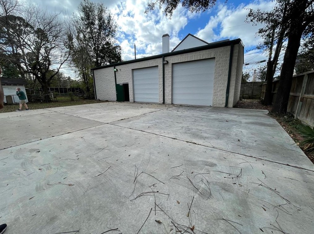 1527 Antoine Dr, Houston TX  77055-1804 exterior