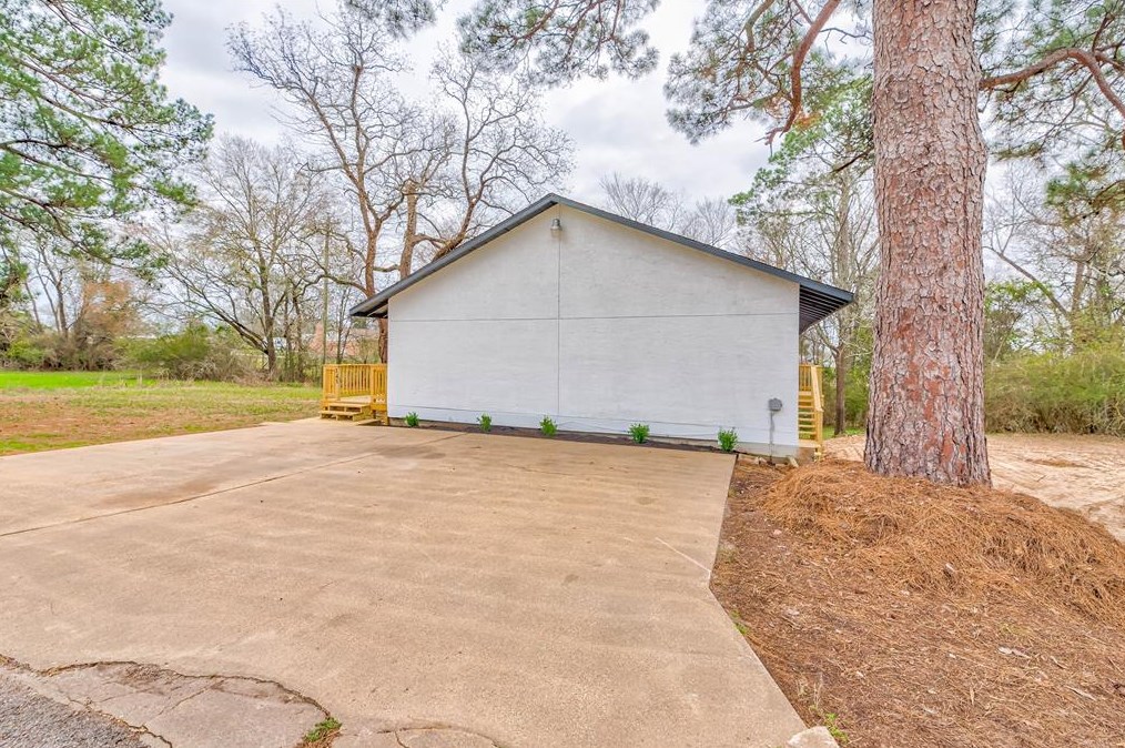 145 W Houston Ave, Onalaska, TX 77360