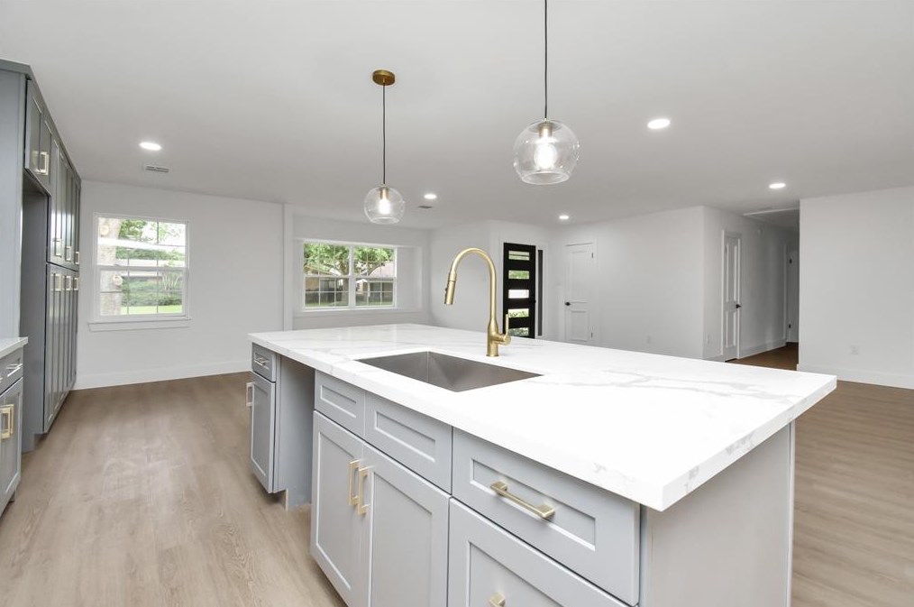 8002 Mullins Dr, Houston TX  77081-7414 exterior