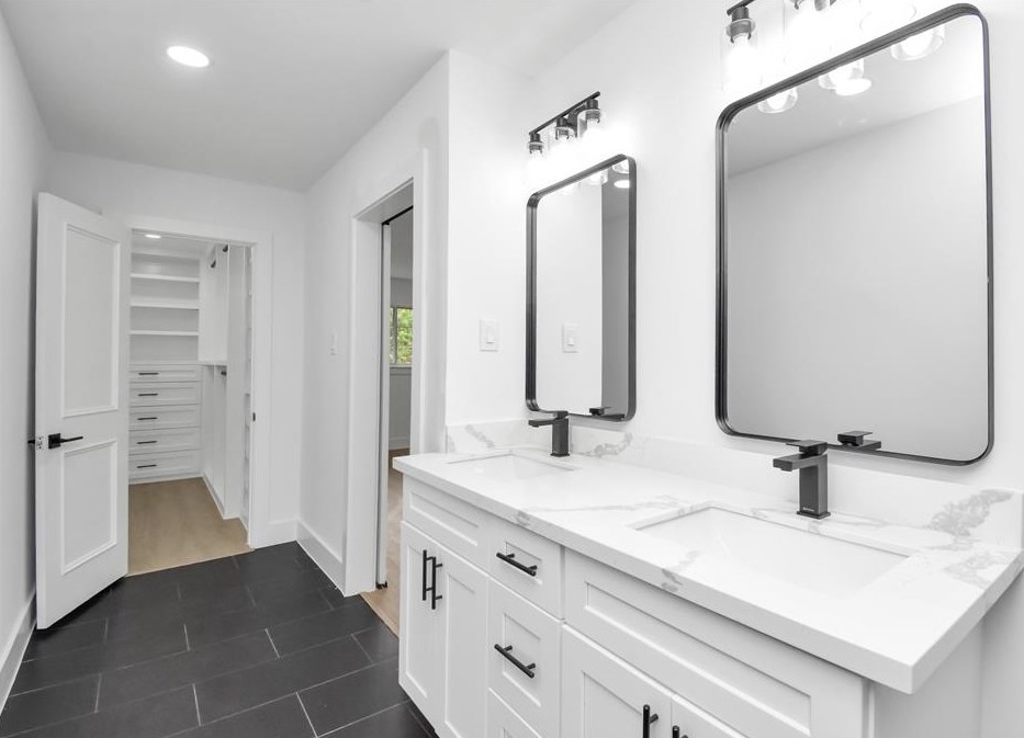 8002 Mullins Dr, Houston TX  77081-7414 exterior