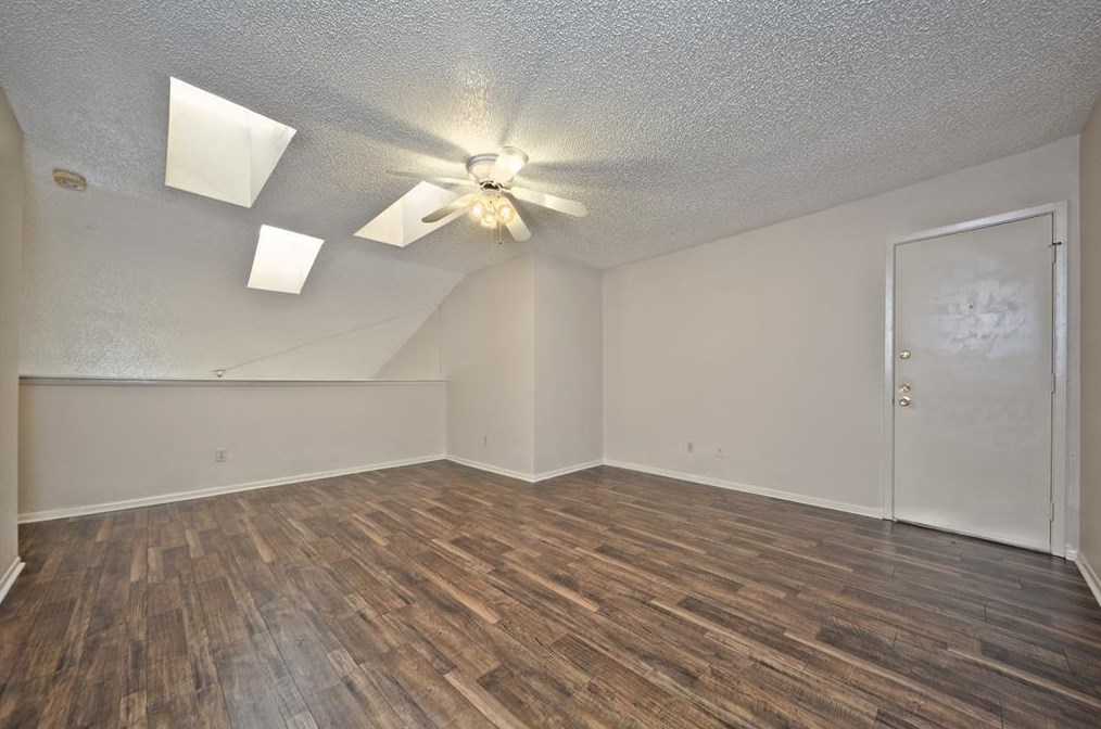 10855 Meadowglen Ln, Houston TX  77042-4000 exterior