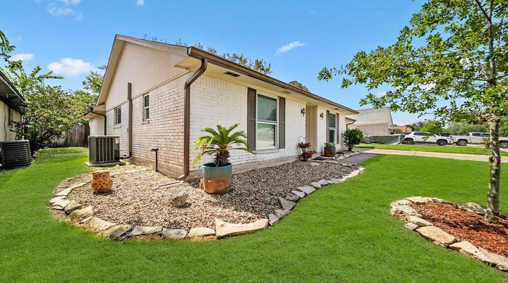 3801 Edgebrook Dr, Baytown, TX 77521-3228