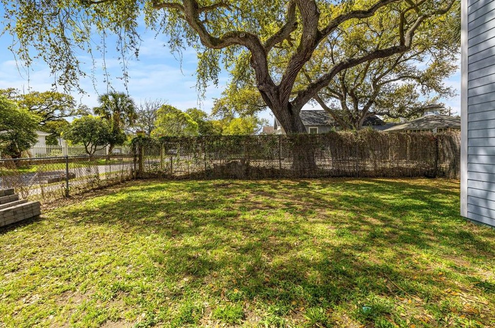 1517 33 St, Galveston TX 77550-6832 exterior