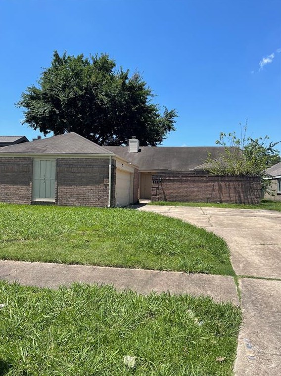 122 Queens Ct, Stafford, TX 77477