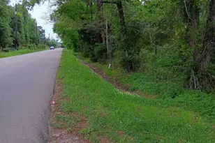 823 Co Rd 401, Dayton, TX 77535 - Photo 1