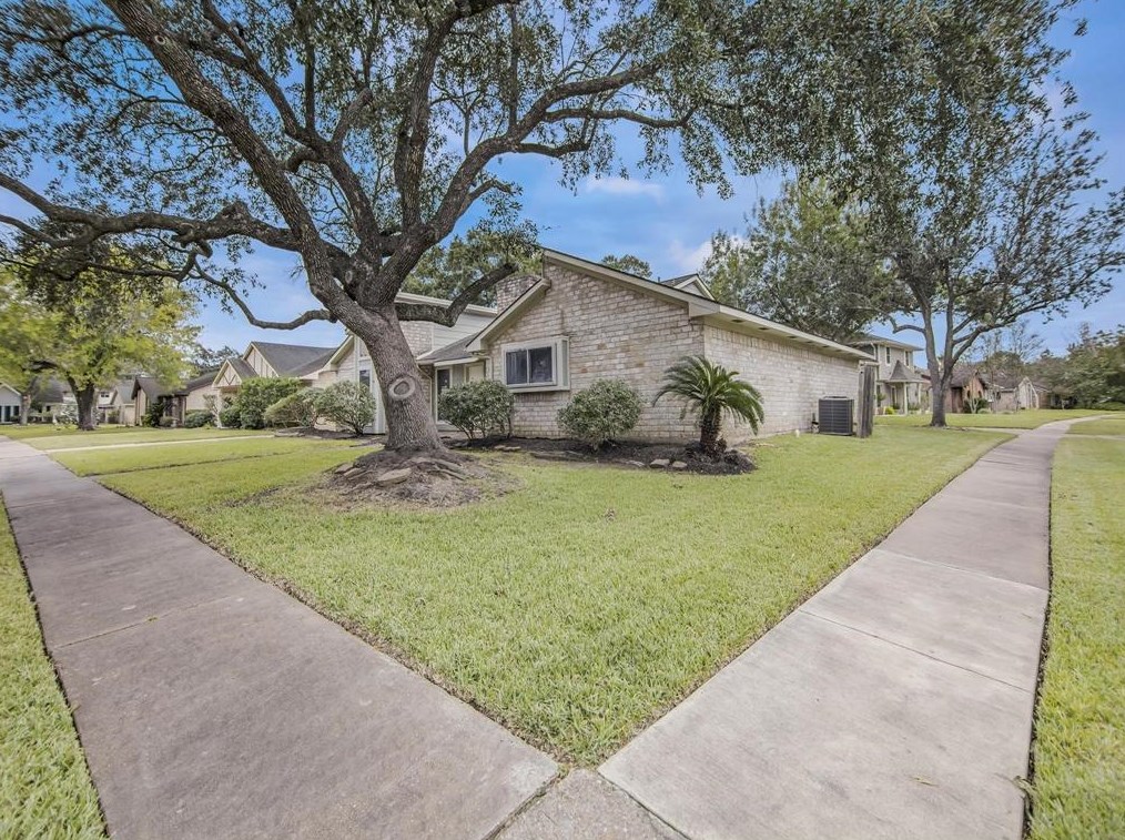 10702 Sagerock Dr, Houston TX  77089-5220 exterior