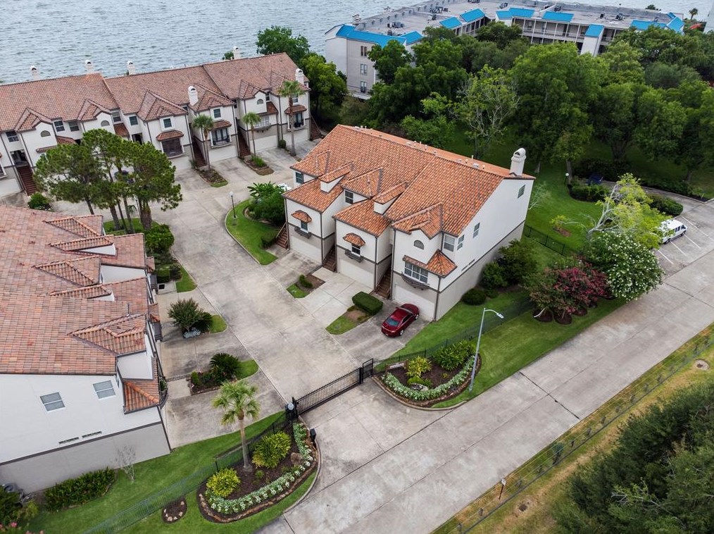 309 Lakeside Ln, Houston, TX 77058