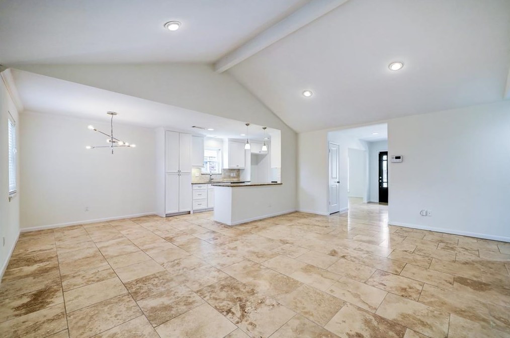 5019 Kingfisher Dr, Houston TX  77035-3122 exterior