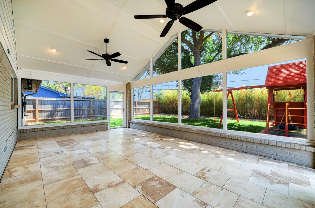 5019 Kingfisher Dr, Houston TX  77035-3122 exterior