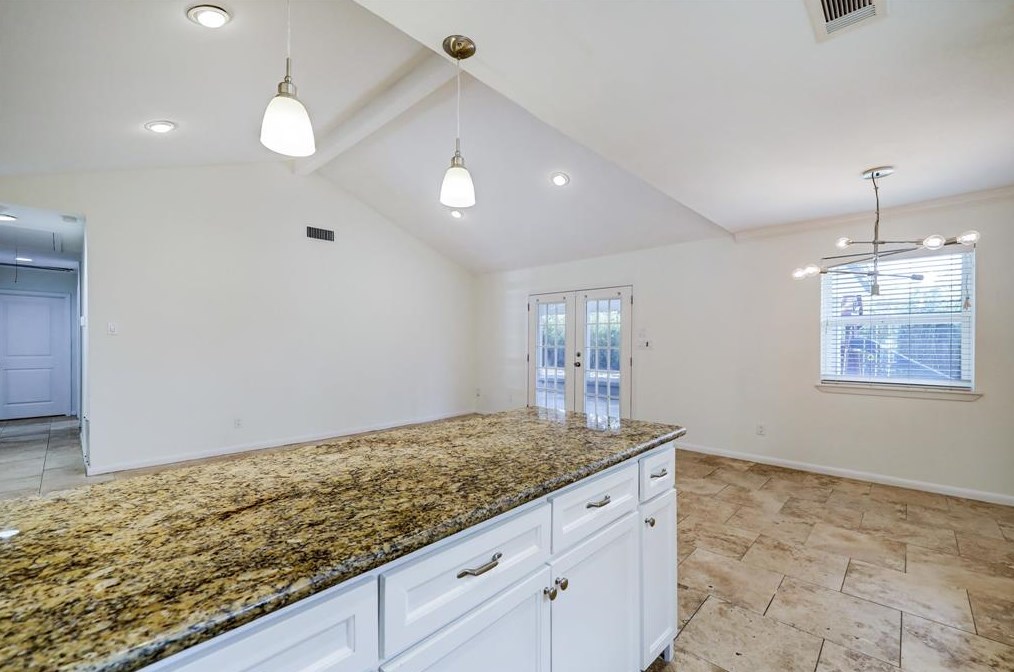 5019 Kingfisher Dr, Houston TX  77035-3122 exterior