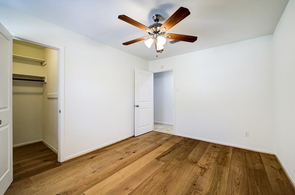 5019 Kingfisher Dr, Houston TX  77035-3122 exterior