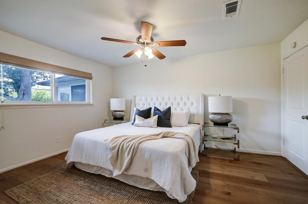 5019 Kingfisher Dr, Houston TX  77035-3122 exterior