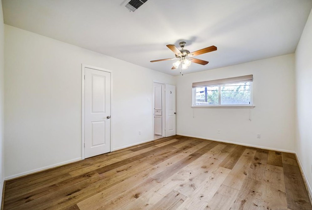 5019 Kingfisher Dr, Houston TX  77035-3122 exterior