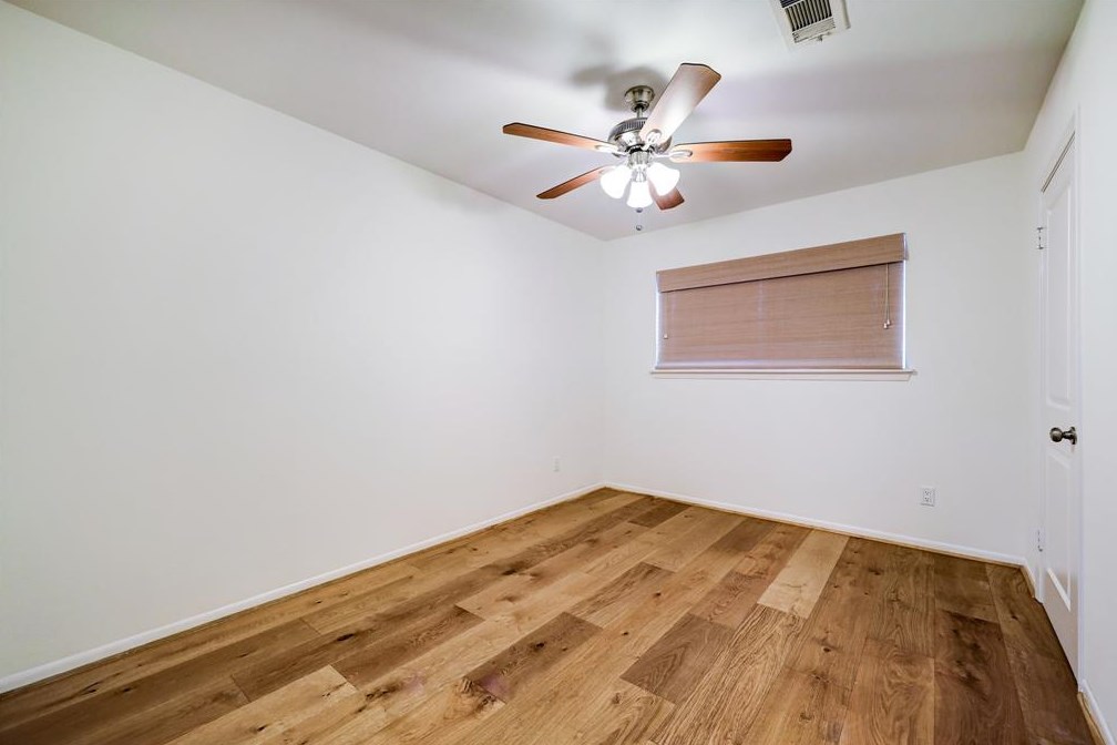 5019 Kingfisher Dr, Houston TX  77035-3122 exterior