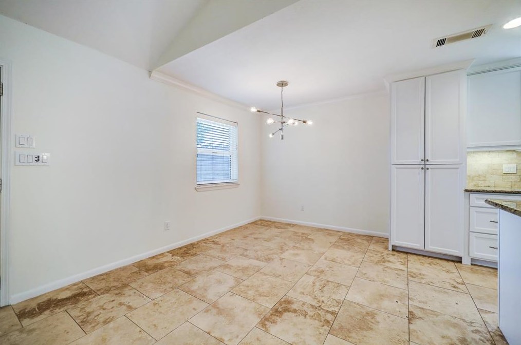 5019 Kingfisher Dr, Houston TX  77035-3122 exterior
