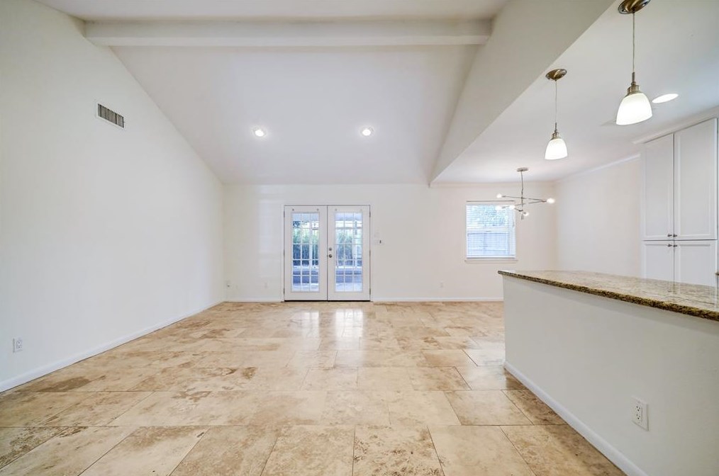 5019 Kingfisher Dr, Houston TX  77035-3122 exterior