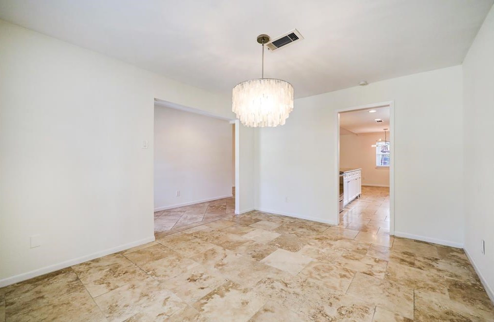 5019 Kingfisher Dr, Houston TX  77035-3122 exterior