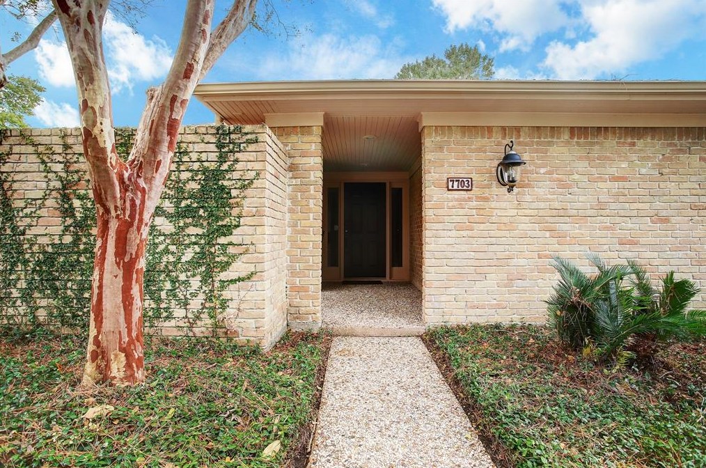 7703 Westwind Ln, Houston, TX 77071-1422