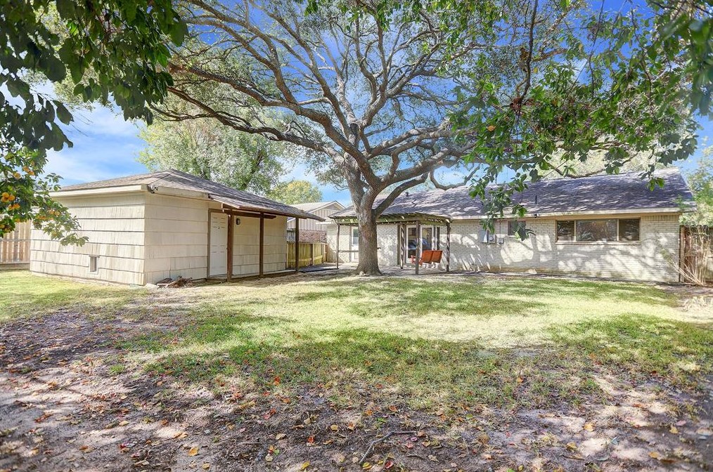 5135 Kingfisher Dr, Houston TX  77035-3016 exterior