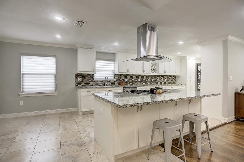 5135 Kingfisher Dr, Houston TX  77035-3016 exterior