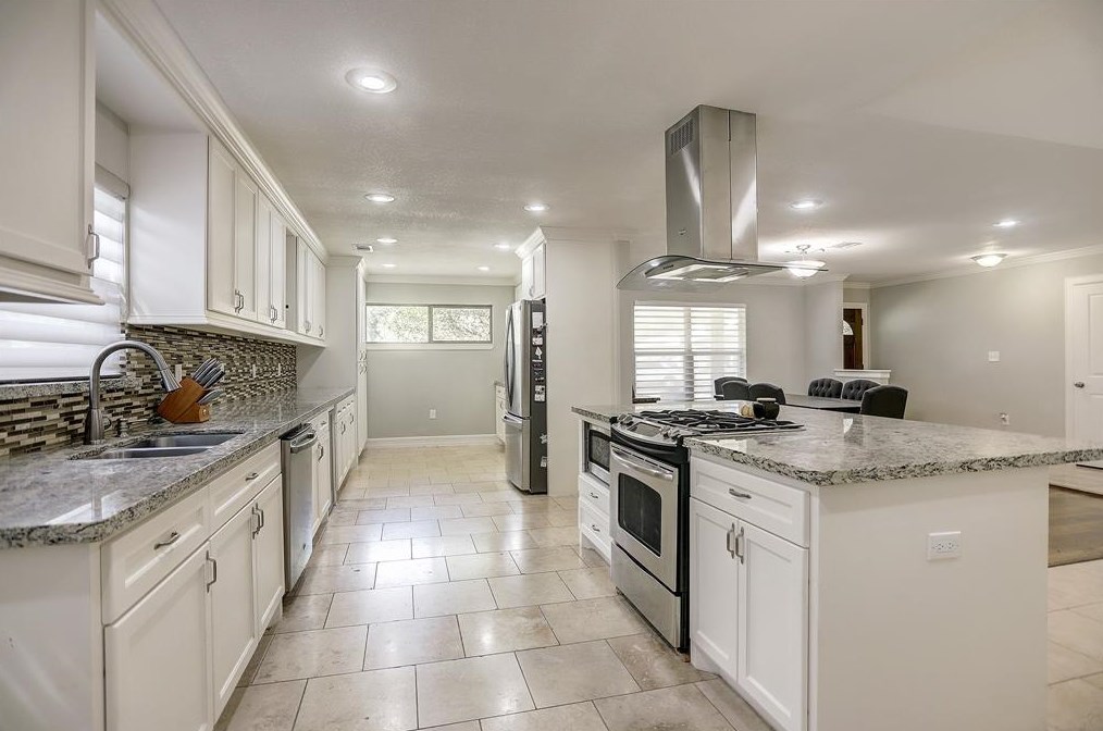 5135 Kingfisher Dr, Houston TX  77035-3016 exterior