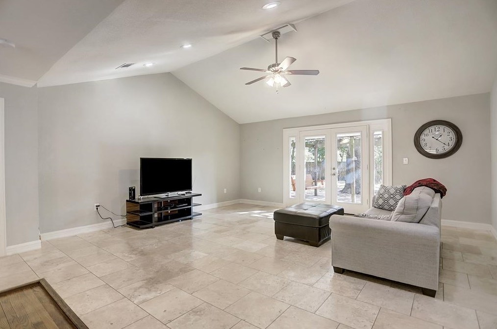 5135 Kingfisher Dr, Houston TX  77035-3016 exterior