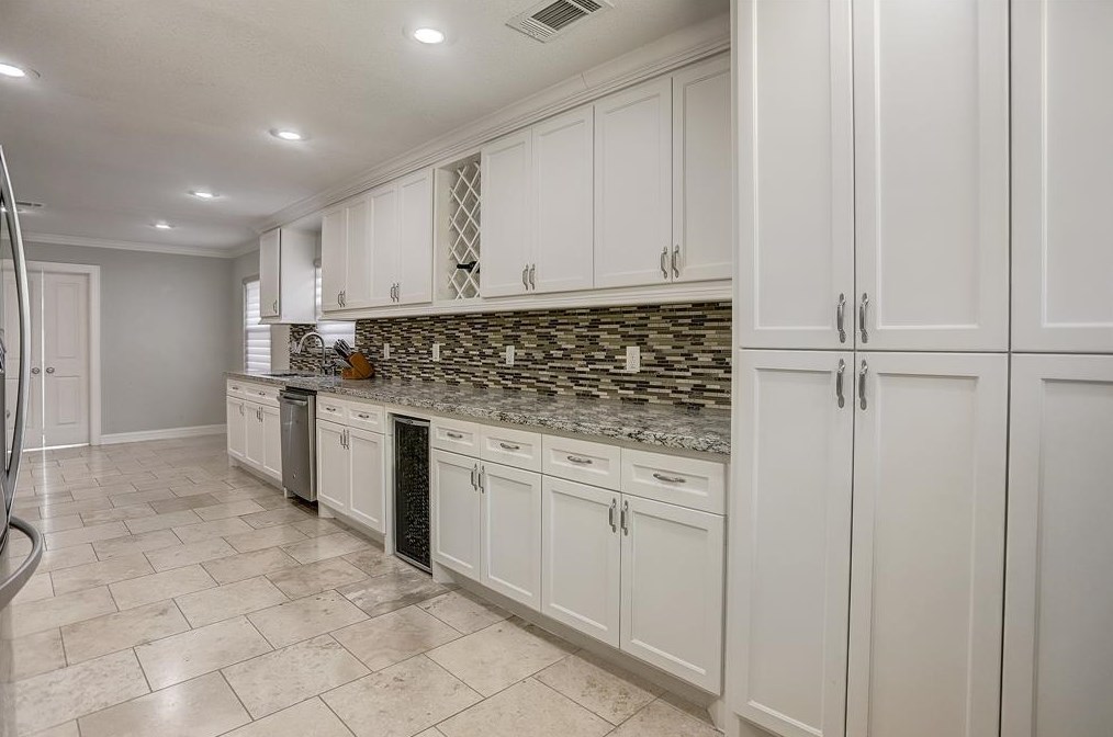 5135 Kingfisher Dr, Houston TX  77035-3016 exterior