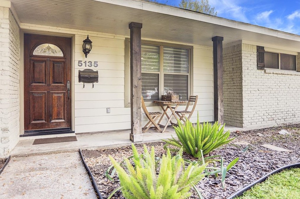 5135 Kingfisher Dr, Houston TX  77035-3016 exterior