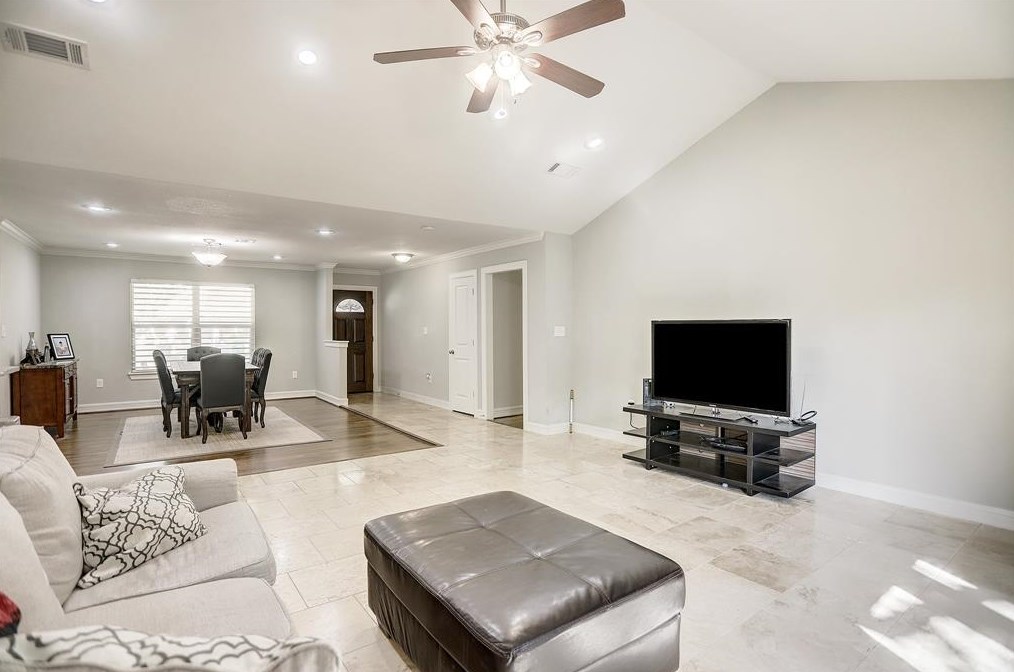 5135 Kingfisher Dr, Houston TX  77035-3016 exterior