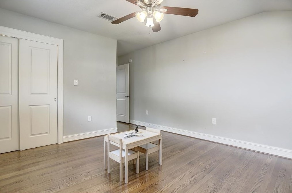 5135 Kingfisher Dr, Houston TX  77035-3016 exterior