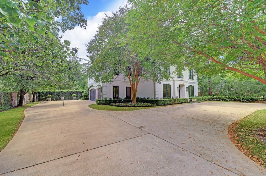 10801 Roaring Brook Ln, Houston, TX 77024-6838