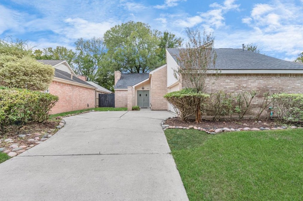 1911 Rock Fence Dr, Richmond, TX 77406