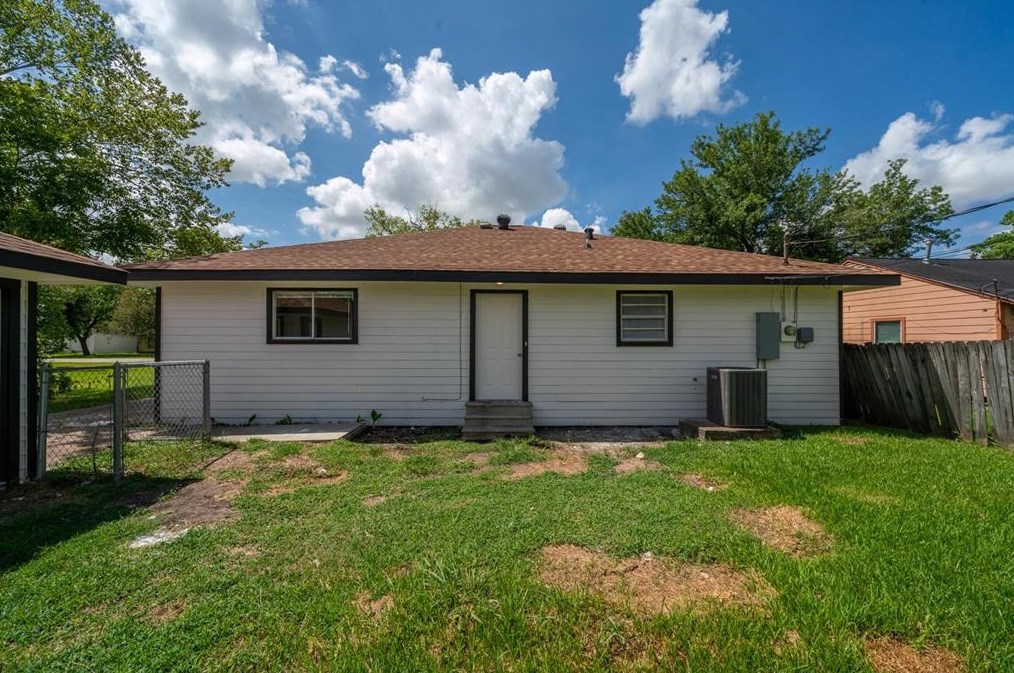 11105 Oswego St, Houston, TX 77029-2223