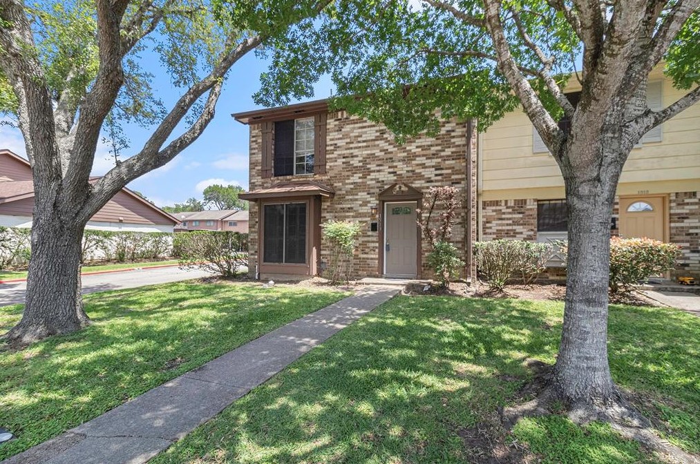 1513 S 8th St, Morgans Point, TX 77571