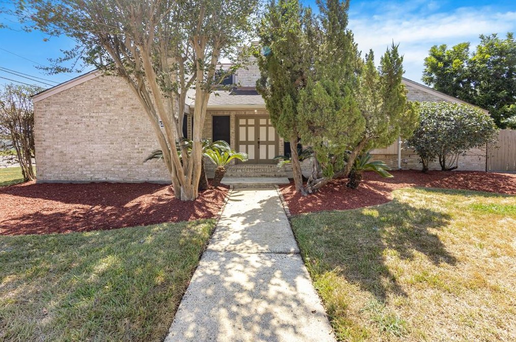 8426 Glenscott St, Houston, TX 77061-2414