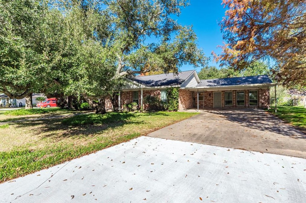 2704 Adams St, Alvin, TX 77511-3806
