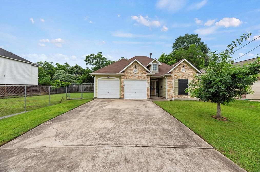 4529 Clover St, Houston, TX 77051-2807