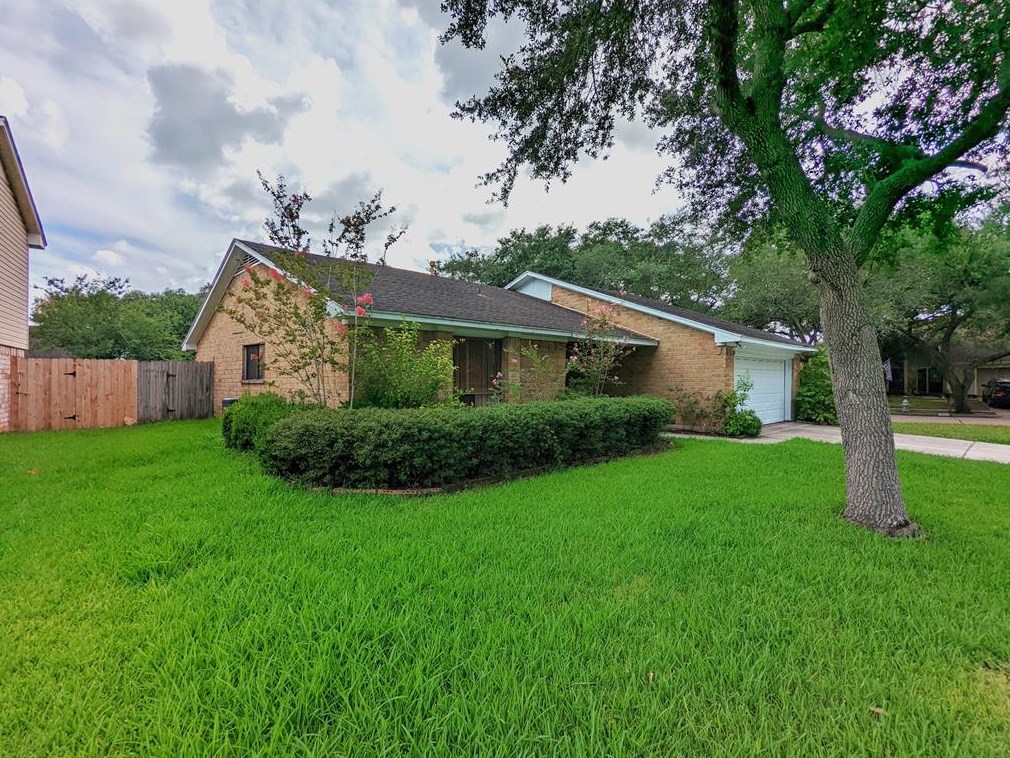 3002 Frontier Dr, Sugar Land, TX 77479-1638