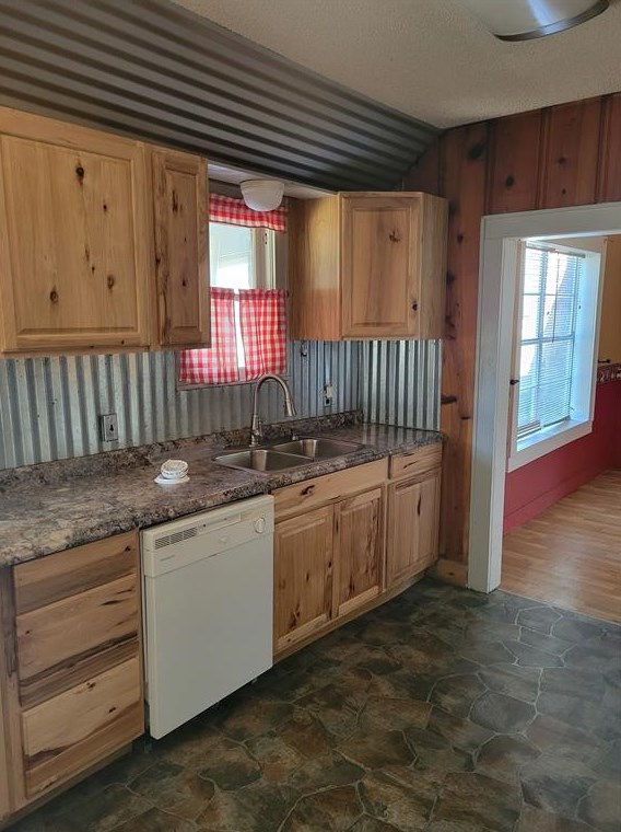 320 College St, Denson Spring, TX 75844-2152