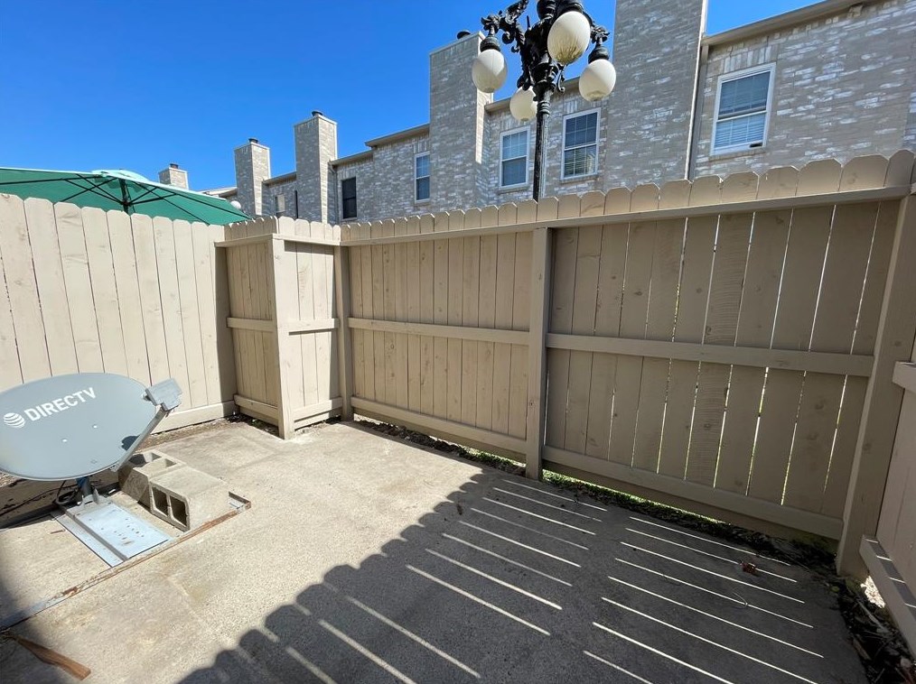 2992 Holly Hall St, Houston TX  77054-4132 exterior