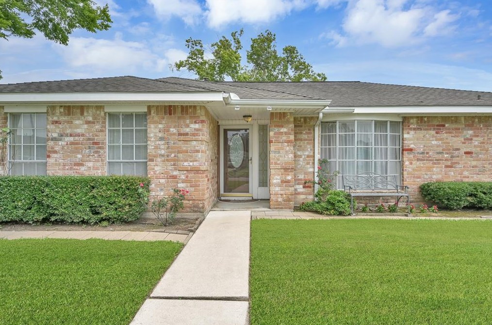 10430 Huntington Wood Dr, Houston, TX 77099-3722