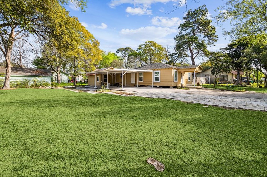 303 Hines St, Baytown, TX 77520