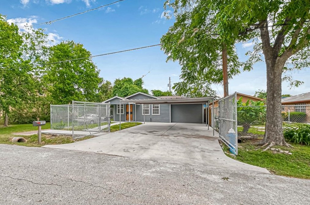 7803 King St, Houston, TX 77028-4409