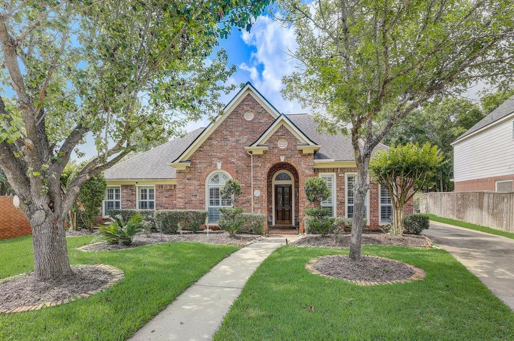 7518 Treeline Dr, Sugar Land, TX 77479-6392