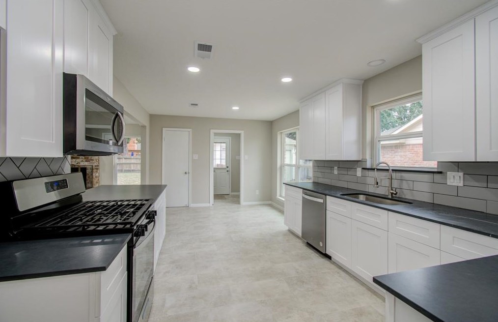 8903 Abbeydale Dr, Houston TX  77031-3002 exterior