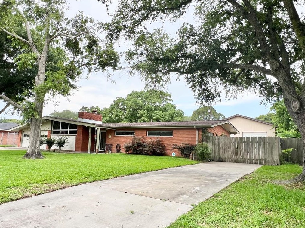 120 Seaside Ln, Texas City, TX 77590-6147