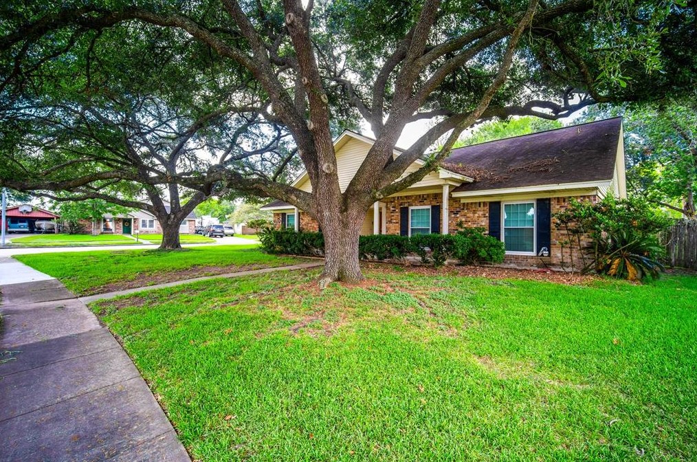 1802 Cripple Creek Ln, Pearland, TX 77581