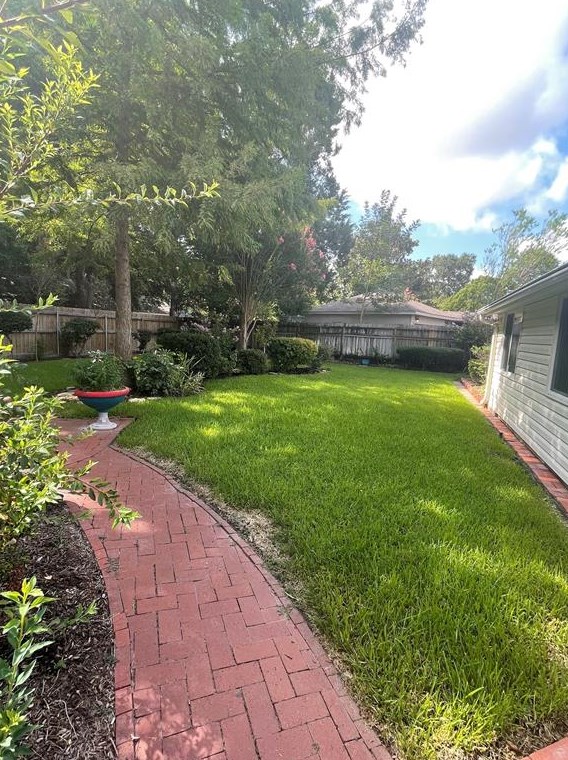 7546 Maple Tree Dr, Houston TX  77088-6842 exterior