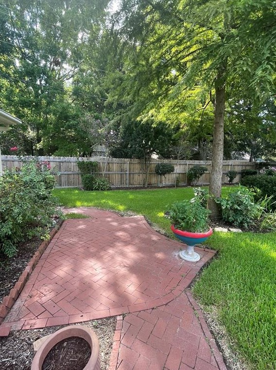 7546 Maple Tree Dr, Houston TX  77088-6842 exterior